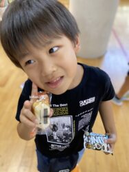 おやつ～クランキークッキー&クリーム・ハッピーターン&ミニサラダ～