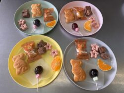 おやつ～ぶどうあめ、みかん、プチケーキ、おかし～